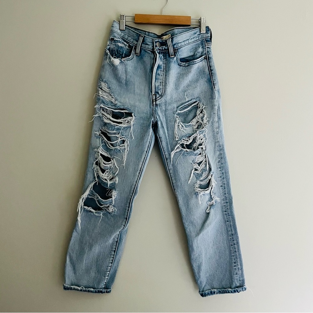 Distressed Levi’s wedgie straight jeans